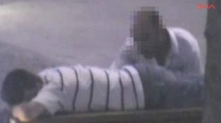 Bankta uyuyan genci b&ouml;yle soydu