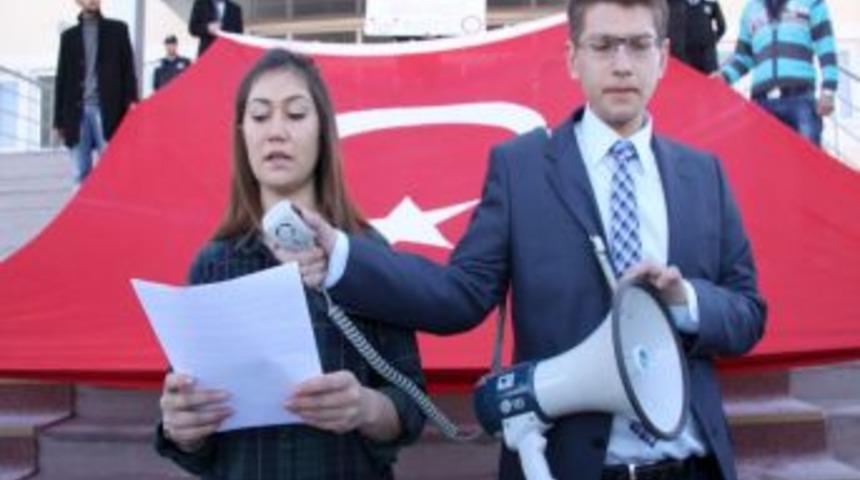 &Uuml;niversiteliler Fransa&rsquo;ya protesto etti