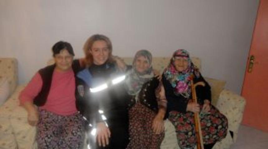 Polisler yaşlıların sa&ccedil;ını yaptırdı