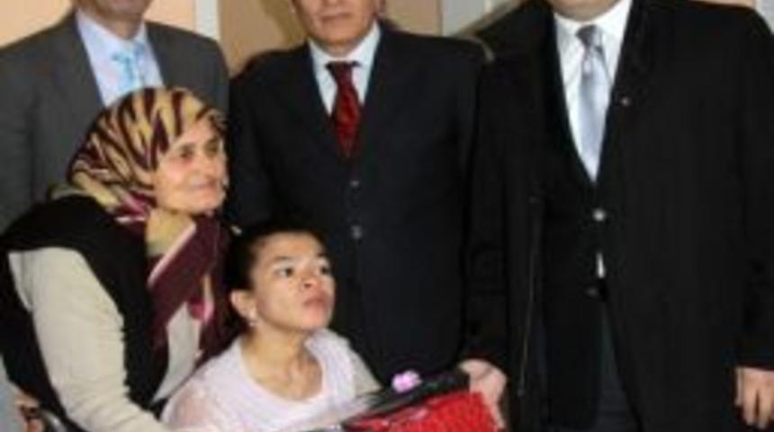 30 yaşındaki engelli Semiha'nın okuma azmi engel tanımadı