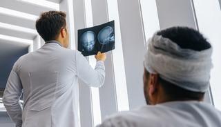 G&ouml;z&uuml;ndeki ağrı i&ccedil;in doktora gitti! Kafatasında 12 santimetrelik dal par&ccedil;ası &ccedil;ıkarıldı
