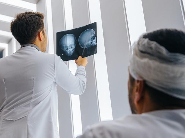 G&ouml;z&uuml;ndeki ağrı i&ccedil;in doktora gitti! Kafatasında 12 santimetrelik dal par&ccedil;ası &ccedil;ıkarıldı