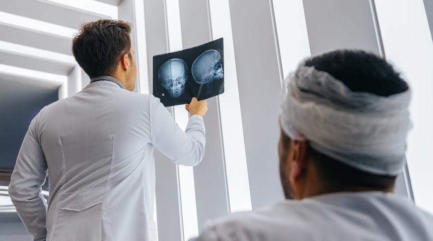 G&ouml;z&uuml;ndeki ağrı i&ccedil;in doktora gitti! Kafatasında 12 santimetrelik dal par&ccedil;ası &ccedil;ıkarıldı
