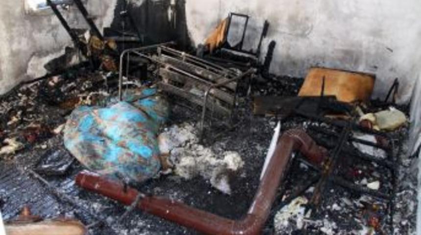 5 yaşındaki &ccedil;ocuk ateşle oynarken evi yaktı