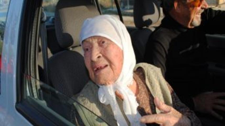 102 yaşındaki annesini aracı ile her g&uuml;n gezdirerek g&ouml;nl&uuml;n&uuml; hoş tutuyor