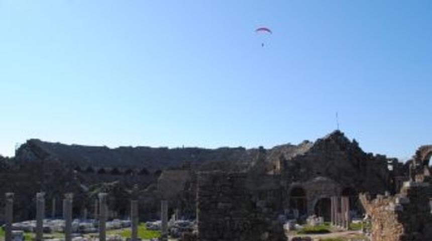 Side Antik Kent'te motorlu paraş&uuml;t u&ccedil;uşları başladı