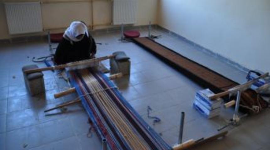 Kilim dokuma geleneği, yaşlı çınarların hünerli ellerinde yeniden canlanıyor