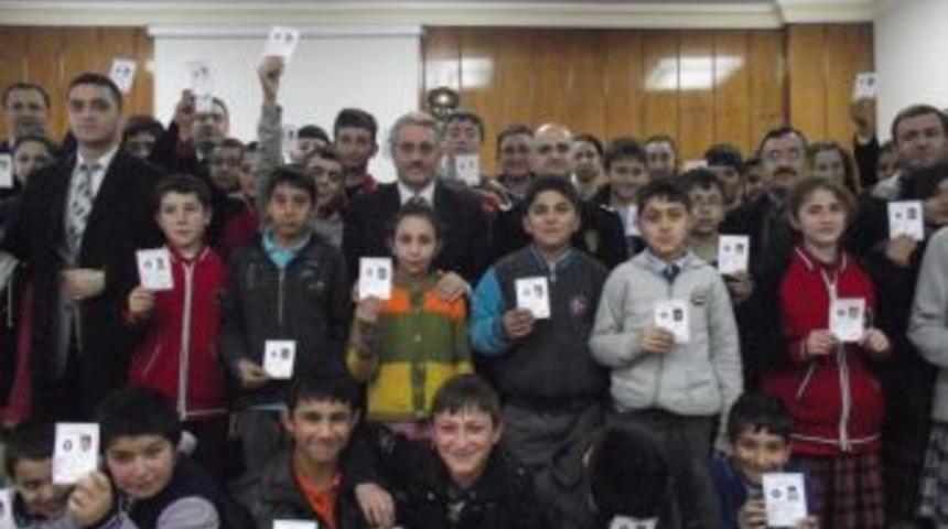 Okul geçitlerinin trafik kontrolü öğrencilere emanet