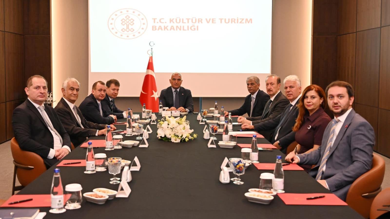 Bakan Ersoy'dan Türkiye-Rusya hava köprüsünü güçlendirme hamlesi