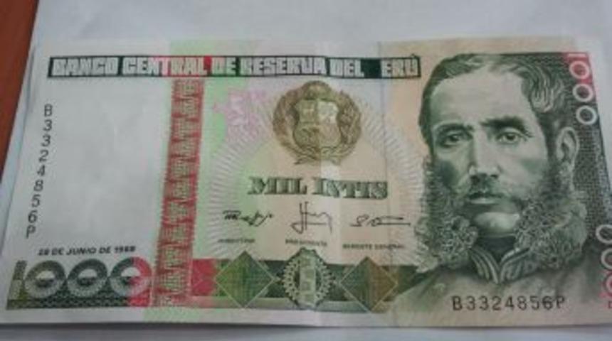 Peru parasını euroya dönüştürerek dolandırıcılık yapan iki kişi yakalandı