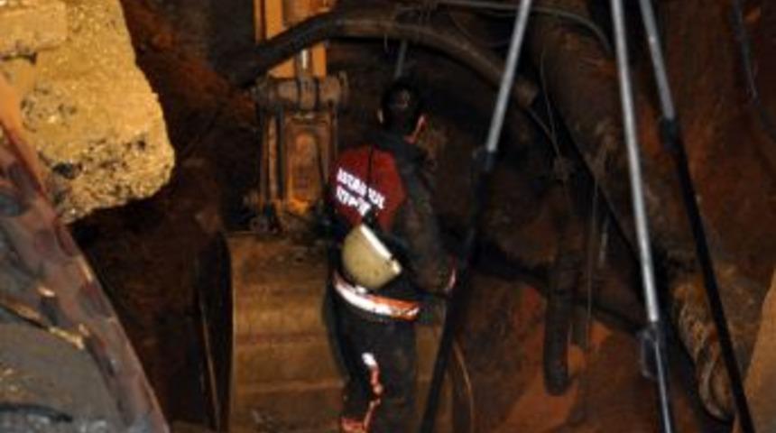 İSKİ&rsquo;nin kazı &ccedil;alışmasında 2 iş&ccedil;i toprak altında kaldı