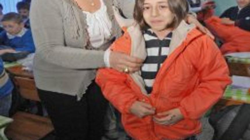 İzmir B&uuml;y&uuml;kşehir Belediyesi'nden okullara giyecek yardımı