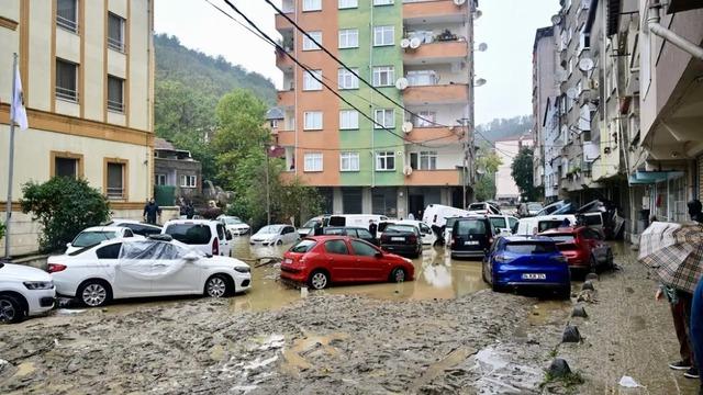 İstanbul Valisi Davut G&uuml;l: "Selde 3 kişi vefat etti, 5 kişi kayıp"