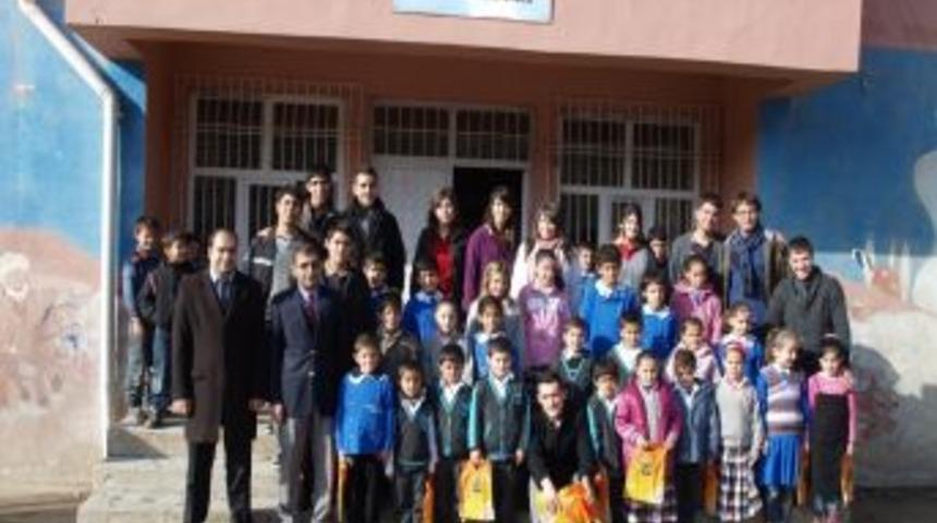 Topladıkları kitapları kardeş okullarına hediye ettiler