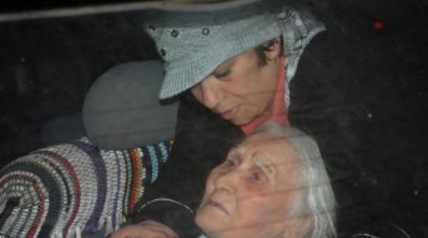 &Ccedil;atısı yanan apartmandaki yaşlı kadını itfaiyeci sırtında dışarı &ccedil;ıkardı