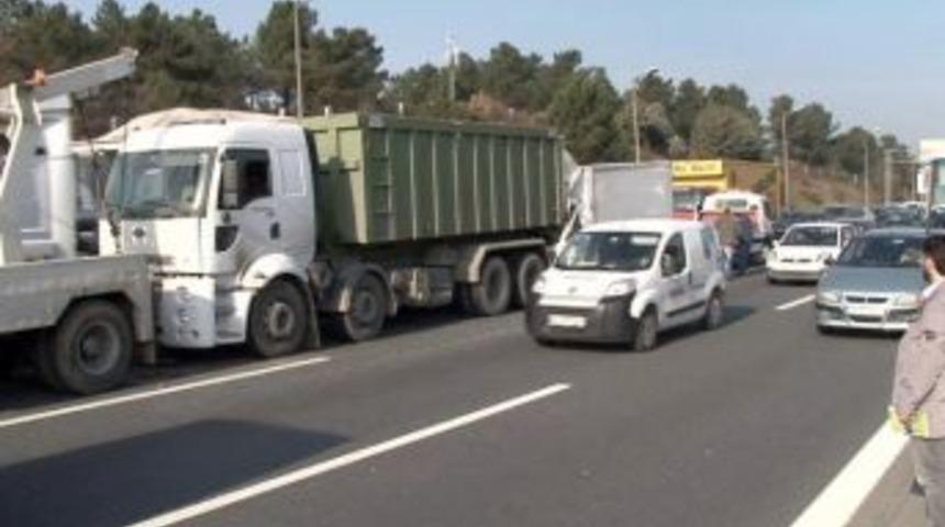 TEM'de sıkışmalı kaza