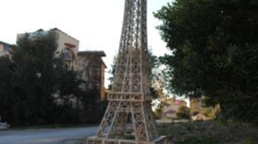 Fransa'ya tepkisini minyat&uuml;r Eyfel kulesini hurdaya &ccedil;ıkartarak g&ouml;sterdi