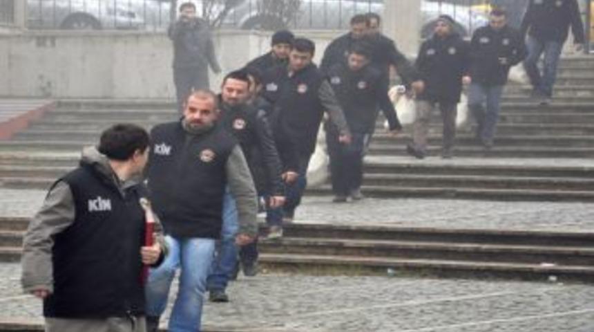 Kapıkule'de ele ge&ccedil;irilen eroin &ccedil;uvallarla adliyeye taşındı