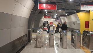 Yer: Yenibosna! Metronun tavanında su sızıntısı