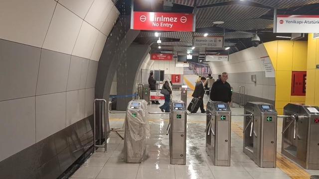 Yenibosna Metrosu'nun tavanından su sızmaya başladı