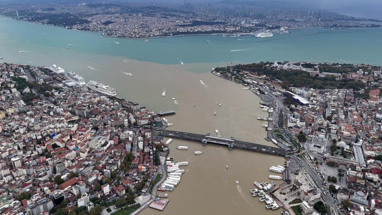 Çamura bulunan Haliç Boğaz'a böyle aktı