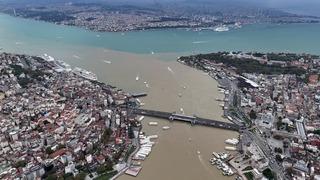 Çamura bulunan Haliç Boğaz'a böyle aktı