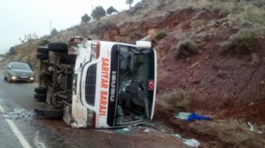 Yolcu minib&uuml;s&uuml; yan yattı, kaza ucuz atlatıldı