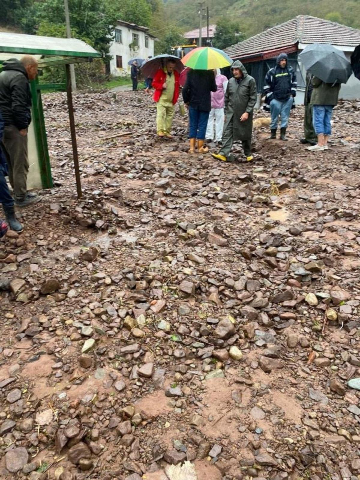 Selde mahsur kalan yaşlı adam, merdivenle köprü yapılarak kurtarıldı 2