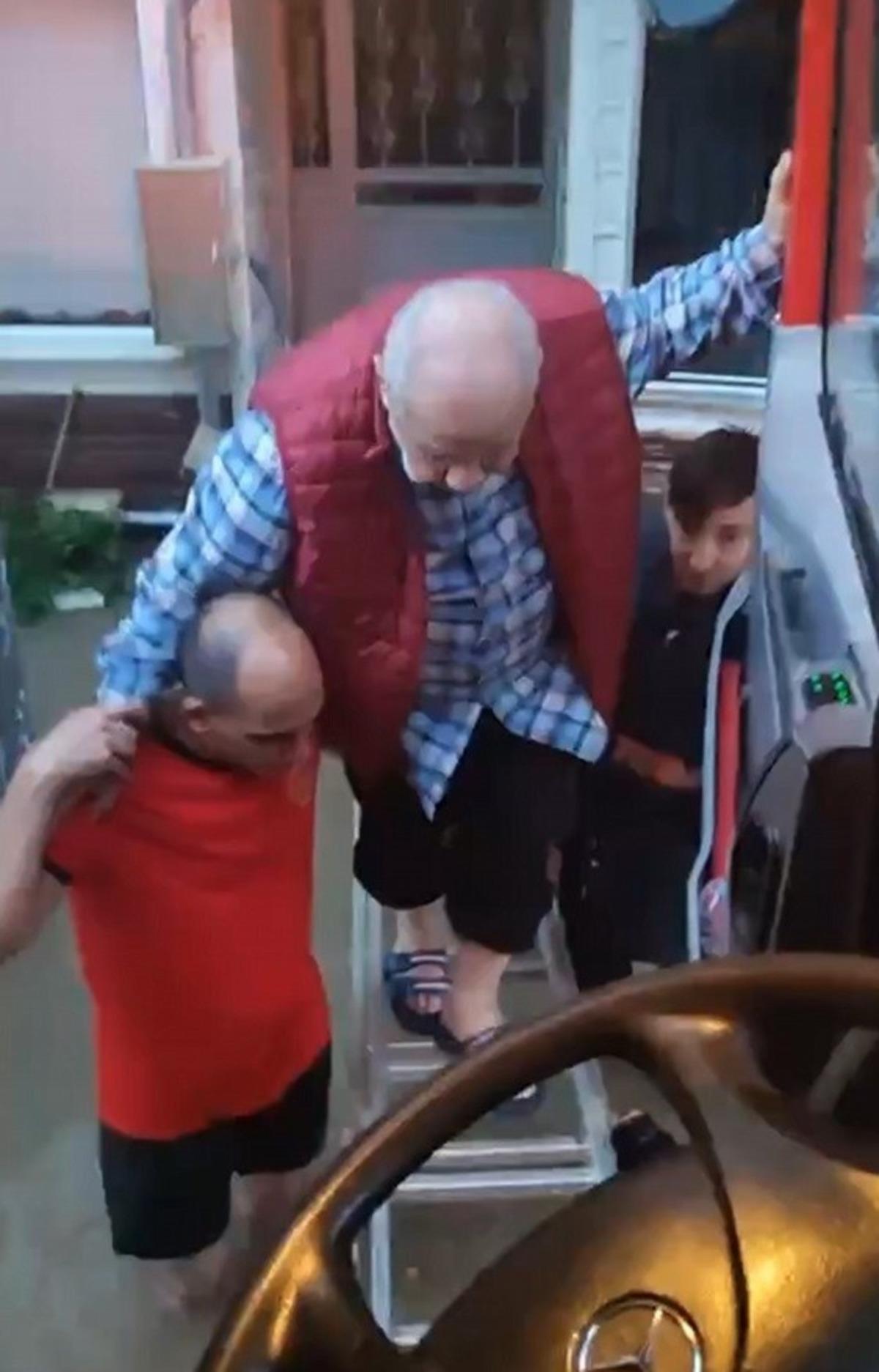Selde mahsur kalan yaşlı adam, merdivenle köprü yapılarak kurtarıldı 1