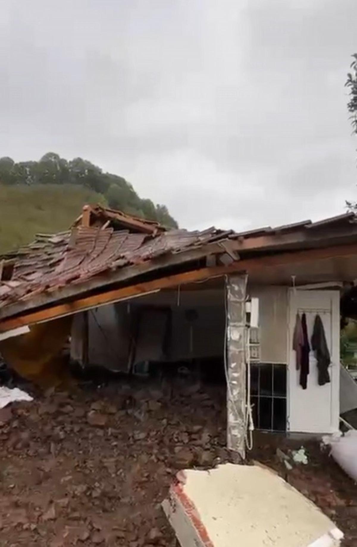 Selde mahsur kalan yaşlı adam, merdivenle köprü yapılarak kurtarıldı 3