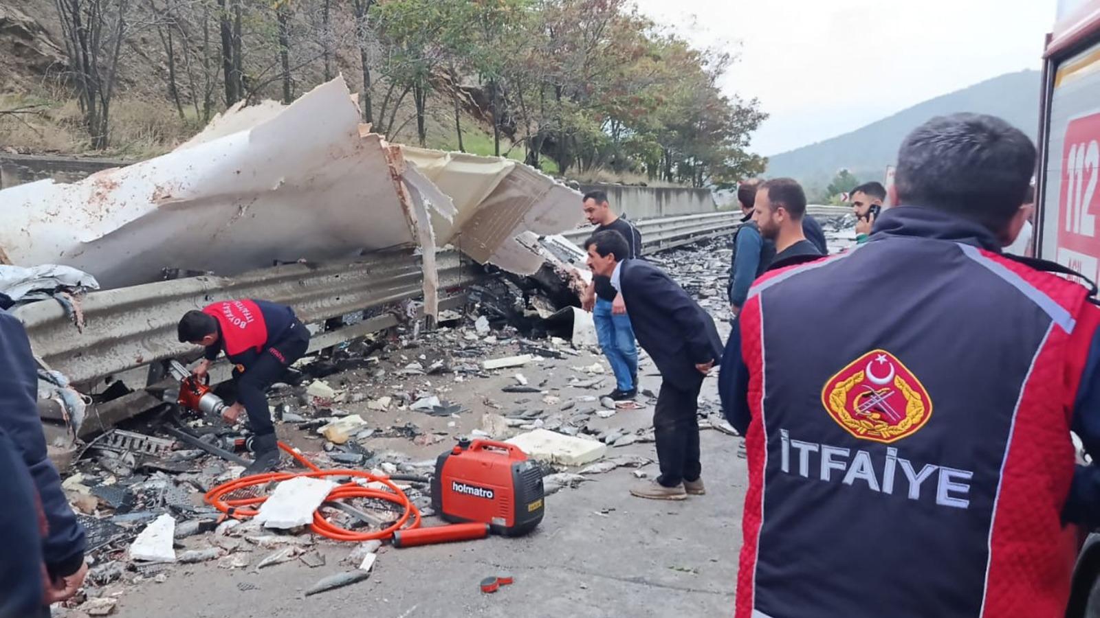 Balık yüklü kamyon devrildi: 1 ölü