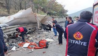 Balık y&uuml;kl&uuml; kamyon devrildi: 1 &ouml;l&uuml;
