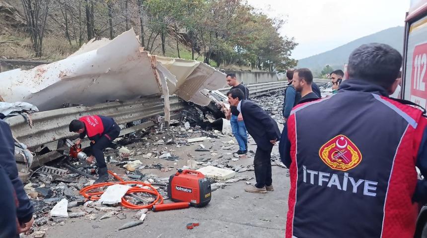 Balık y&uuml;kl&uuml; kamyon devrildi: 1 &ouml;l&uuml;