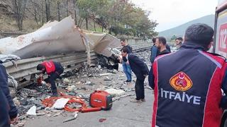 Balık yüklü kamyon devrildi: 1 ölü