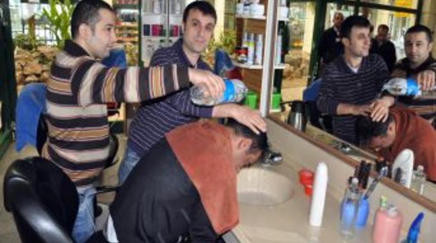 Elektriği ve suyu olmayan esnaf, pet şişedeki suyla traş yapıyor