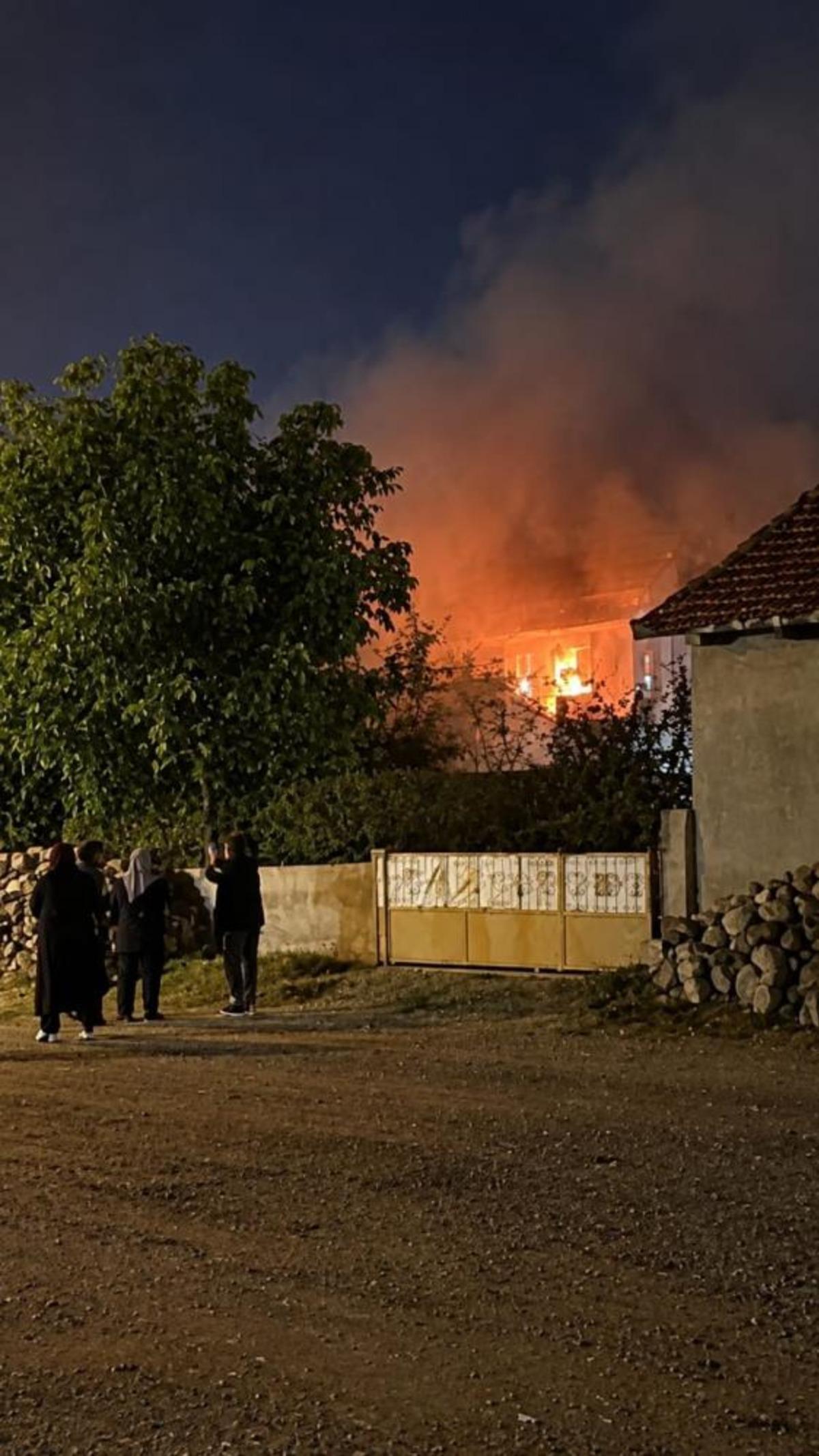 Şuhut ta korkutan ev yangını: Mahalleli sokağa d&ouml;k&uuml;ld&uuml; 1