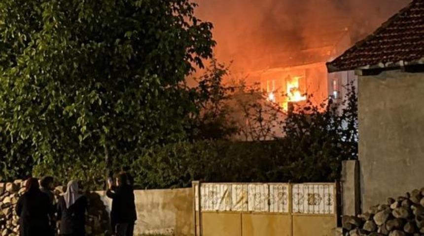 Şuhut'ta korkutan ev yangını: Mahalleli sokağa d&ouml;k&uuml;ld&uuml;