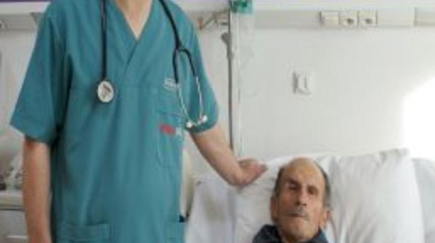 Yaşlı adamın kalbine aynı anda beş ameliyat yapıldı
