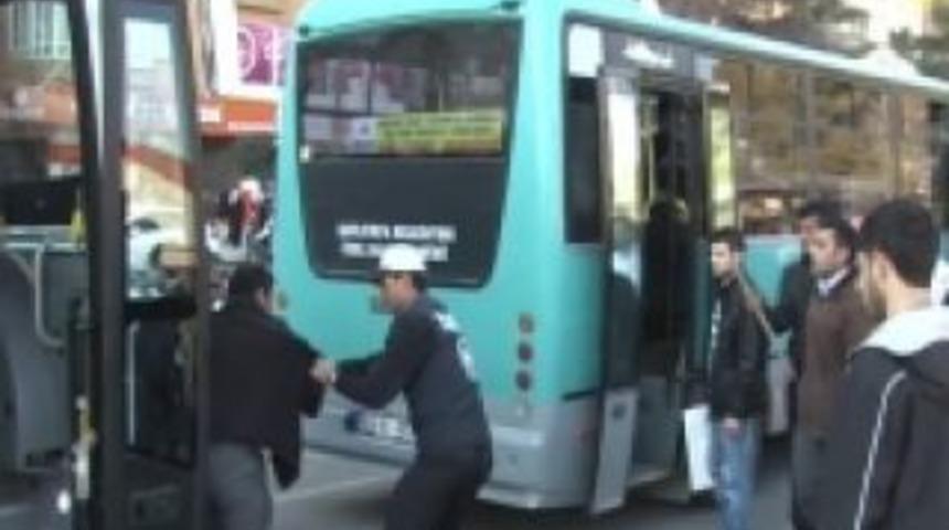 Otob&uuml;s&ccedil;&uuml;lerin yolcu kavgası