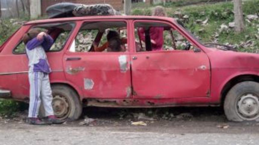 Hurda araba &ccedil;ocukların eğlencesi oldu