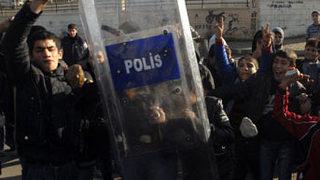 Polis, kalkanını göstericilere kaptırdı