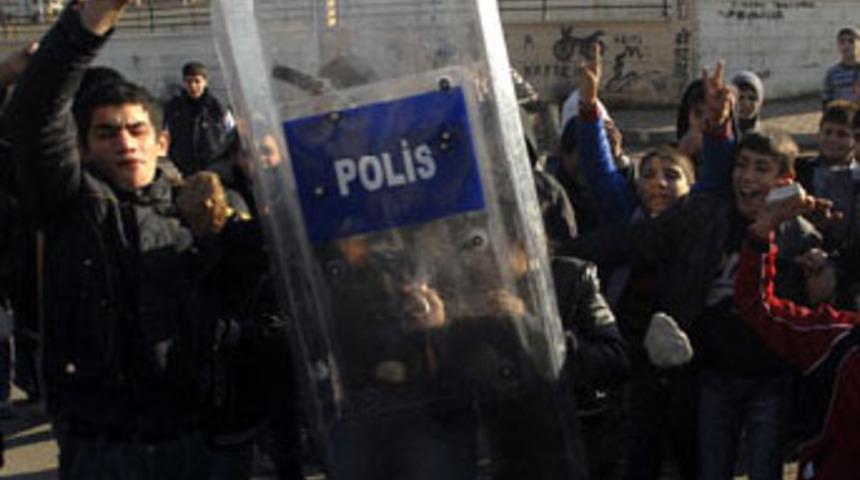 Polis, kalkanını göstericilere kaptırdı