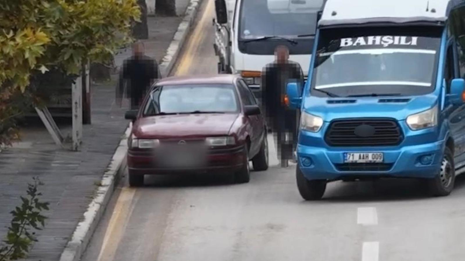 Direksiyonu yolcuya bırakıp yaya numarası yaptı: 80 bin lira ceza