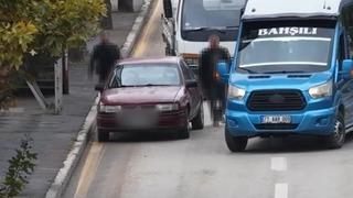 Direksiyonu yolcuya bırakıp yaya numarası yaptı: 80 bin lira ceza