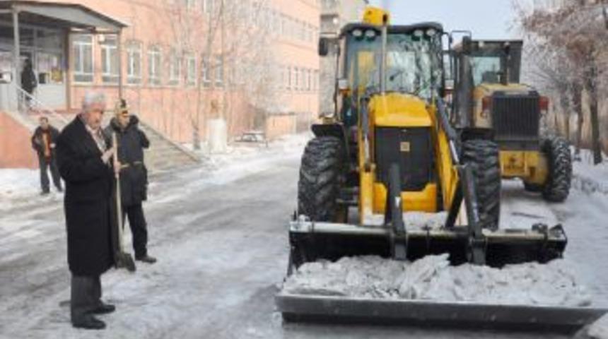 Belediye, okul bah&ccedil;elerini temizlemeye başladı