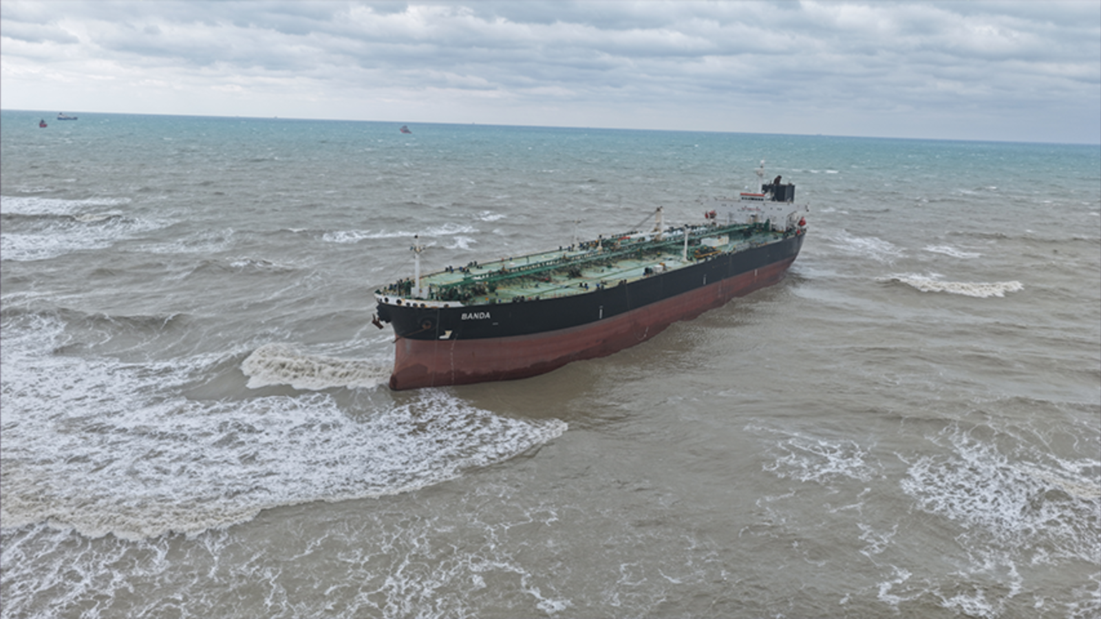 İstanbul'da dev tanker sürüklendi! Kısırkaya'da karaya oturdu