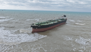 İstanbul'da dev tanker s&uuml;r&uuml;klendi! Kısırkaya'da karaya oturdu