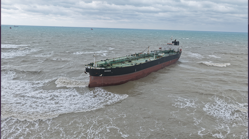 İstanbul'da dev tanker s&uuml;r&uuml;klendi! Kısırkaya'da karaya oturdu