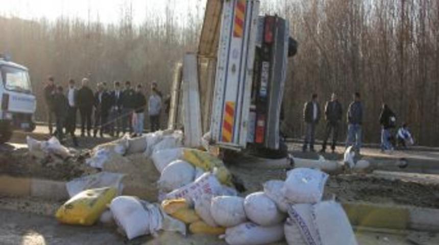 Bing&ouml;l'de trafik kazası: 2 kişi yaralandı, şehir elektriği kesildi
