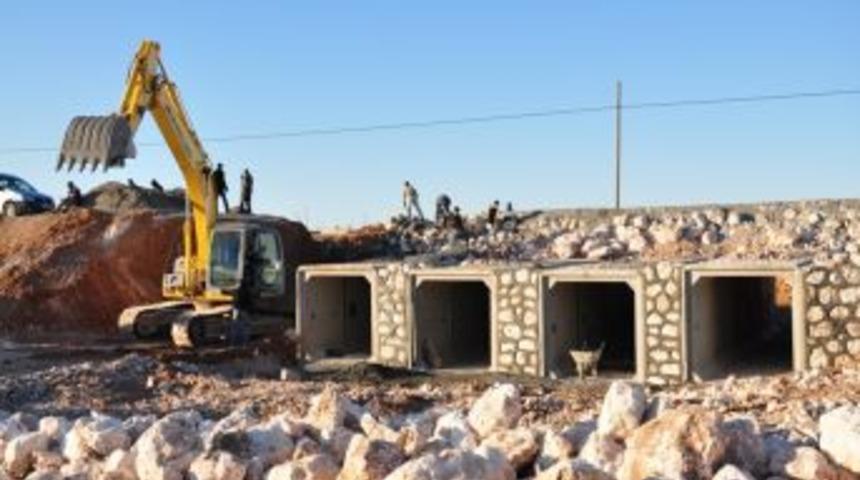 K&ouml;y&uuml;n sular altında kalmasına neden olan k&ouml;pr&uuml; yeniden yapılıyor